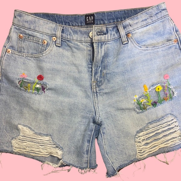 Floral embroidered cutoffs Gap size 27 - Picture 4 of 5